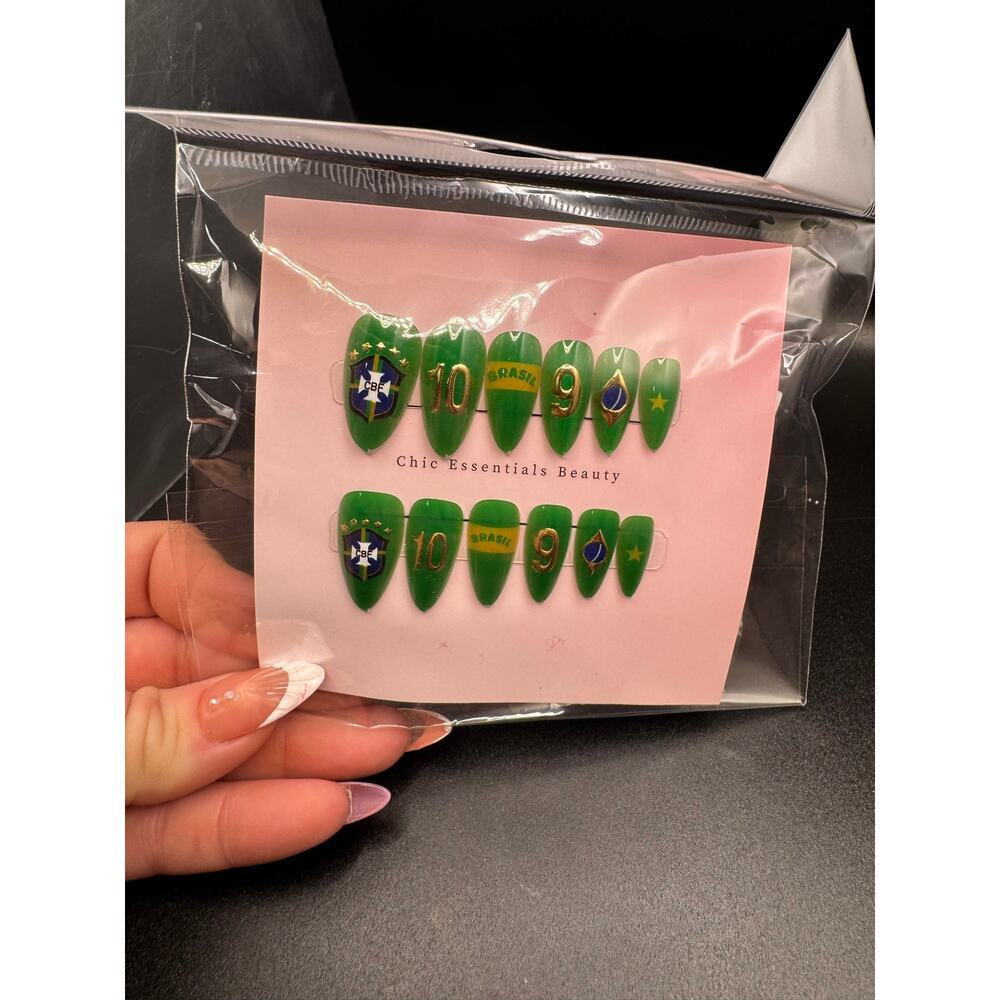 NWT Press-on Nails Set of 10 Green Brazil Design Medium